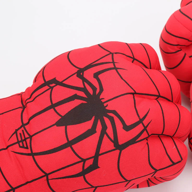 Pelúcia do Homem-Aranha Luvas em uso